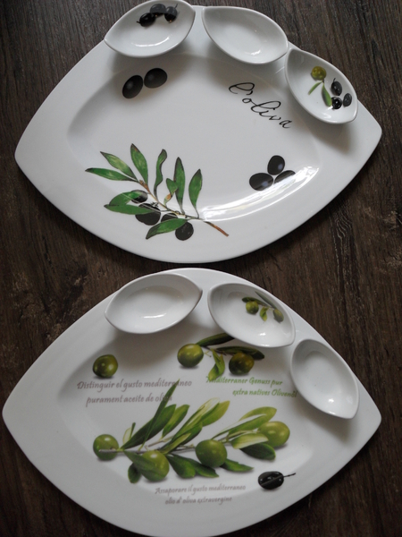 Servierplatte mit Dippschalen Oliven